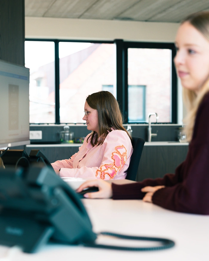 Medewerkers van boekhoudkantoor Ramboer-Steen aan het werk.